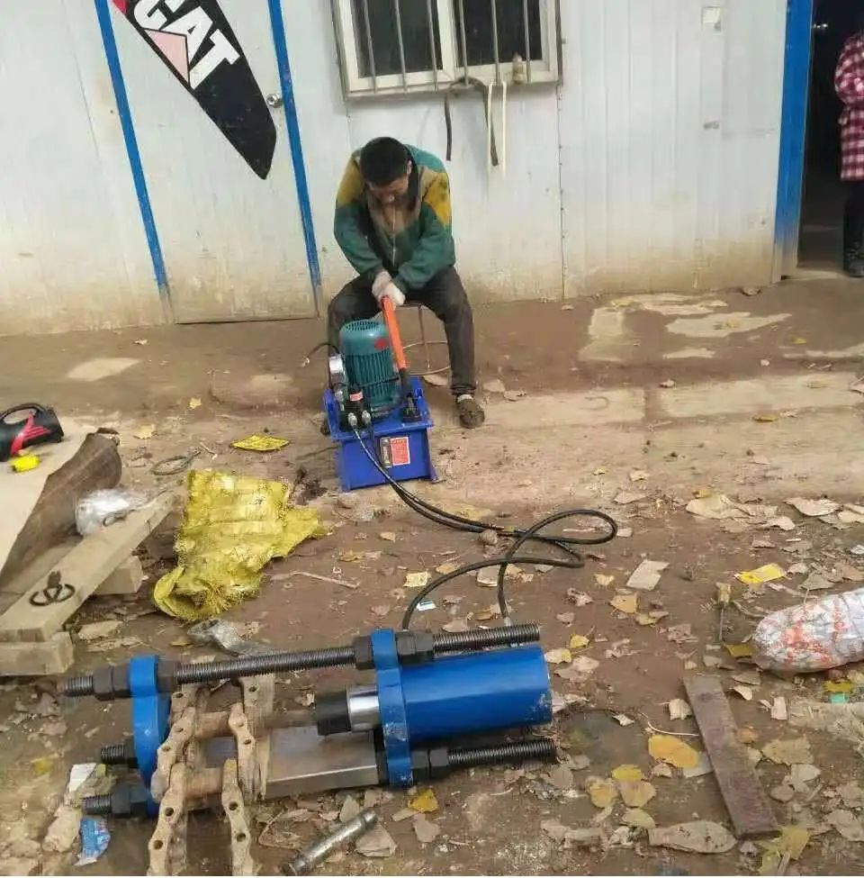 Machine multifonctionnelle de démontage de chenilles d'excavatrice